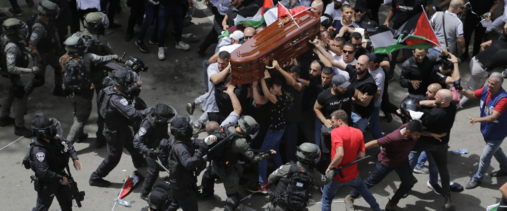 Israelisk polis angriper begravningsföljet under Shireen Abu Aklehs begravning i östra Jerusalem, fredagen den 13 maj 2022.