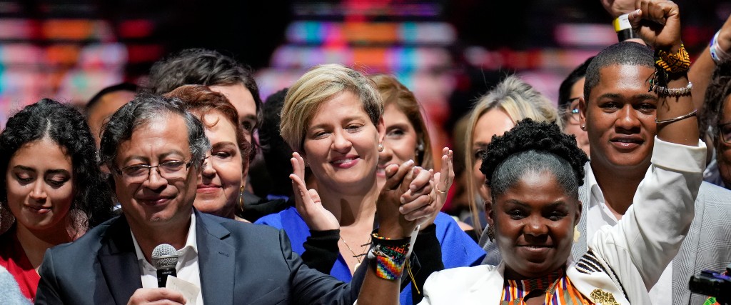 Nyvalde presidenten Gustavo Petro, hans fru Veronica Alcocer (i mitten ) och hans vicepresident Francia Marquez till höger firar valsegern på söndagen.