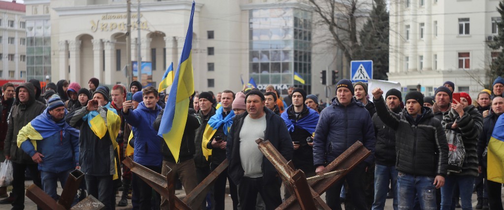 Invånare i Cherson demonsterar mot den ryska ockupationen den 7 mars i år.