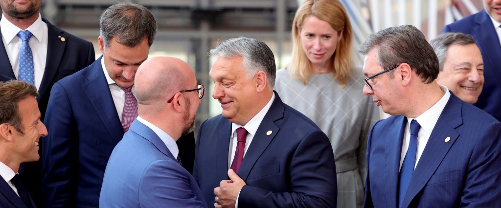 Europeiska rådets ordförande Charles Michel talar med Ungerns premiärminister Viktor Orbán (mitten) under ett EU-toppmöte i förra veckan.