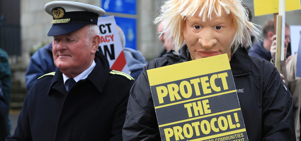 Demonstranter protesterar utanför Hillsborough Castle, inför ett besök av den brittiske premiärministern Boris Johnson, i Hillsborough, Nordirland, måndagen den 16 maj 2022.