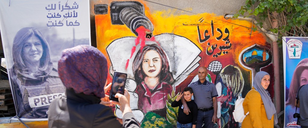 Palestinier besöker platsen där den palestinsk-amerikanska journalisten Shireen Abu Akleh sköts ihjäl den 11 maj i år.