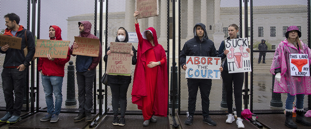 Aborträttsdemonstranter under demonstration utanför USA:s högsta domstol i Washington, lördagen den 7 maj 2022.