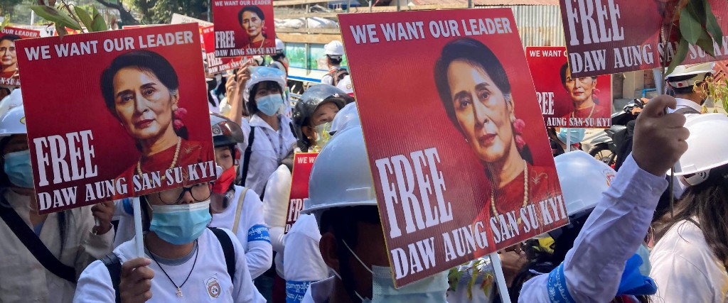 Porträtt av Aung San Suu Kyi vid en protest i Mandalay i våras.