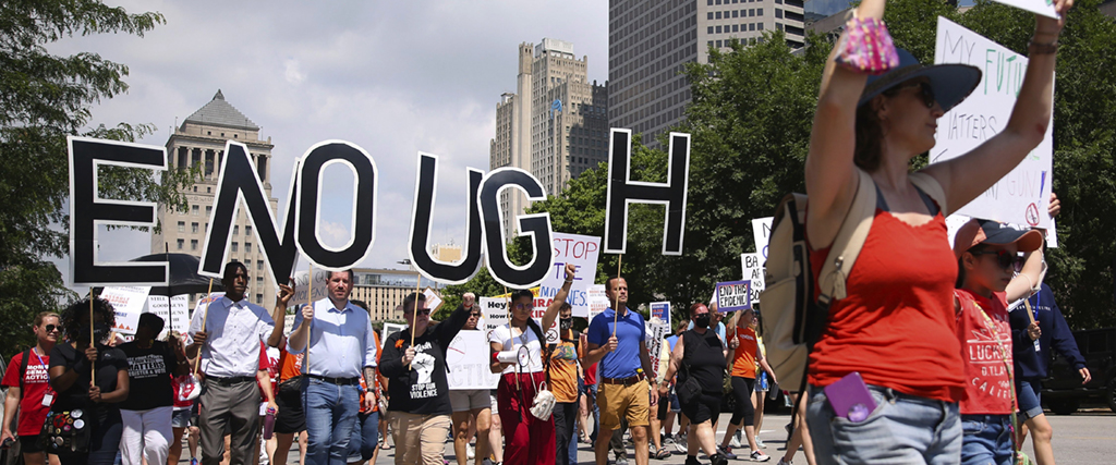 Demonstranter i Saint Louis, Missouri, kräver skärpta vapenlagar under en demonstration i lördags.