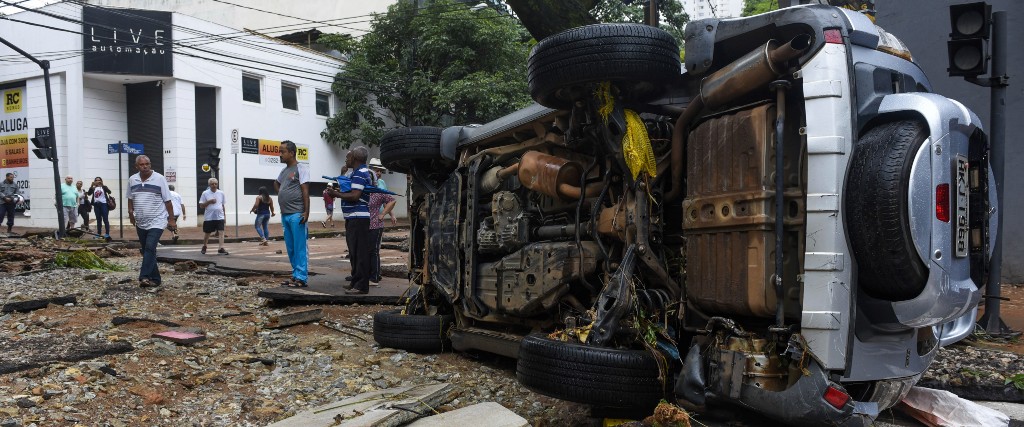 En bil sveptes iväg under översvämningar i Belo Horizonte i Brasilien 2020.
