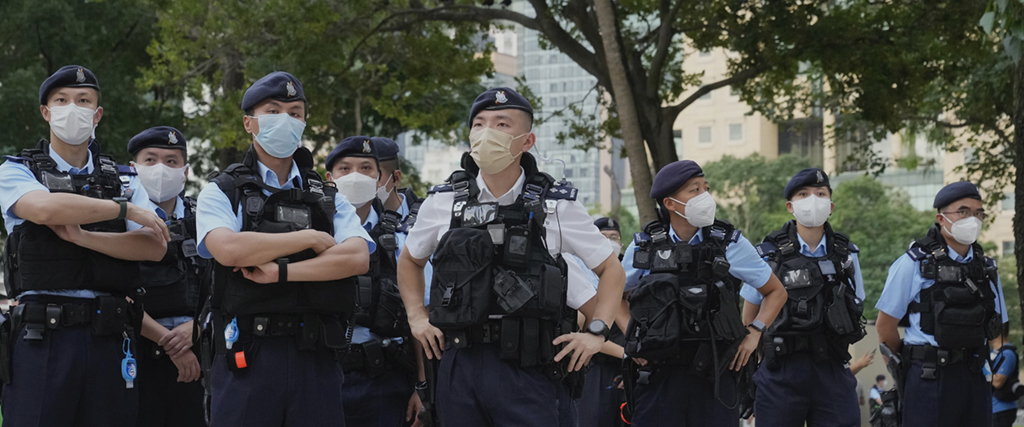 Dussintals poliser patrullerade Hongkongs Victoria Park efter att myndigheterna förbjudit åminnelse av årsdagen av tillslaget på Himmelska fridens torg 1989, den 4 juni 2022.
