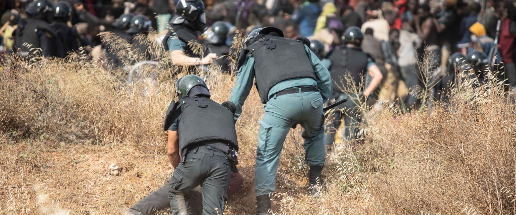 En migrant hålls fast på spansk mark efter att ha tagit sig över gränsstaketet i Melilla.