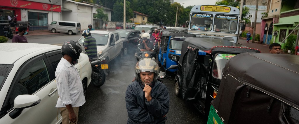 De långa bränsleköerna är numera en vanlig syn i Sri Lanka.