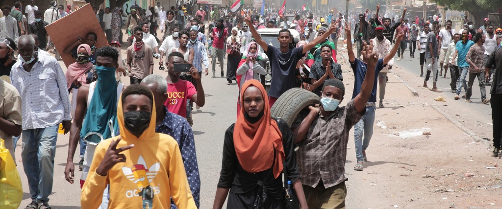 Sudanesiska demonstranter protesterade mot militären som tog makten i landet den 25 oktober 2021.