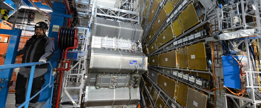 En tekniker arbetar vid CERN-institutet i Schweiz där Higgspartikeln påträffades i experiment 2011 och 2012.