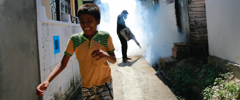Ögonblicksbild från Sri Lankas huvudstad Colombo 2017, då Australien bidrog med besprutningsmedel för att råda bot mot årets allvarliga dengueutbrott.