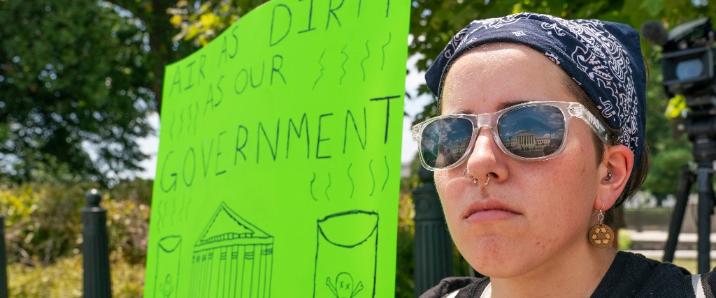Erin Tinerella demonstrerar i Washington mot klimatförändringar i samband med Högsta domstolens beslut att minska EPA:s makt att reglera utsläppskvoter från kraftverk.