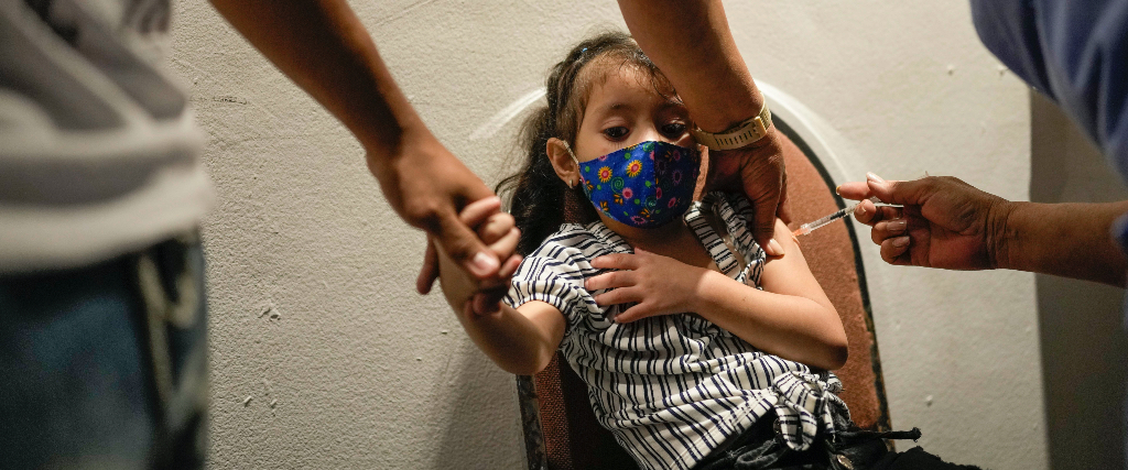 En flicka vaccineras mot covid-19 i Caracas, Venezuela.