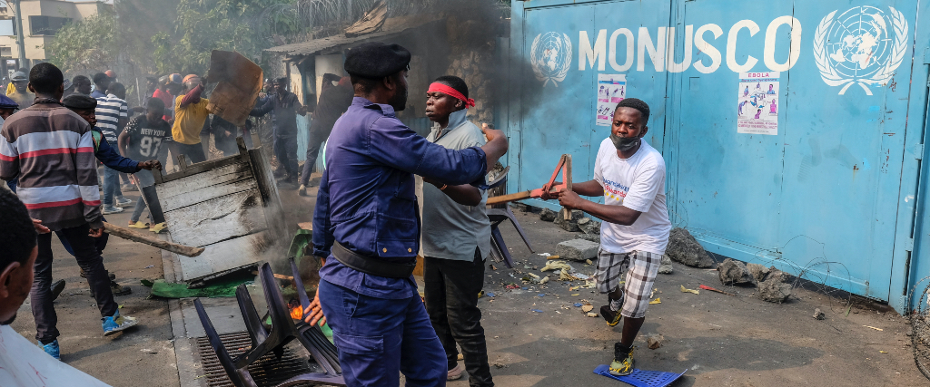 Protester mot FN-missionen Monusco har orsakat minst 15 människors död och 50 skadade i östra delarna av Demokratiska republiken Kongo.