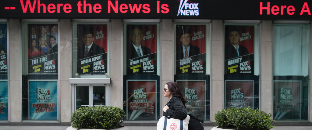 Fox News har sedan starten på 1990-talet blivit en av de enskilt mäktigaste medierösterna i USA – och enligt kritiker en frekvent megafon för ex-president Donald Trumps desinformation av exempelvis covid-19-pandemin och presidentvalet, som Trump förlorade mot Joe Biden.