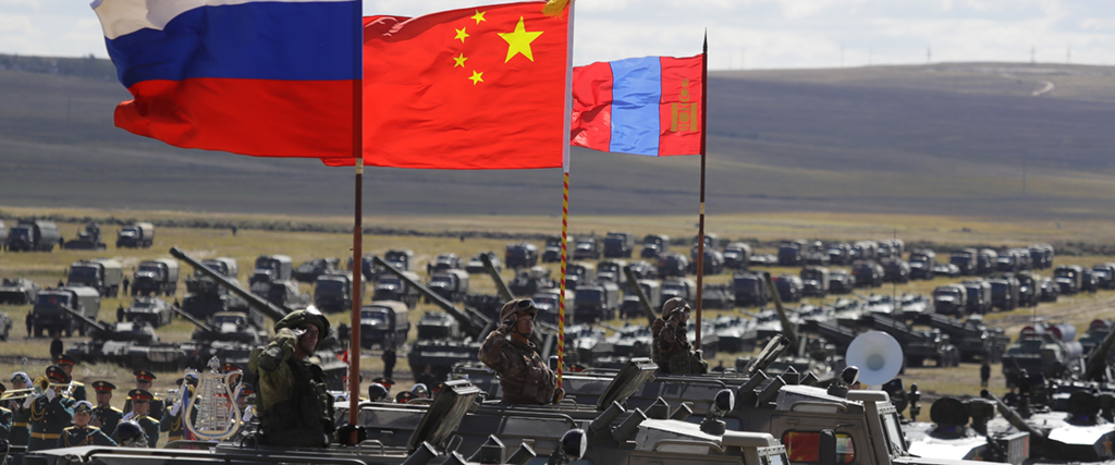 Ryska, kinesiska och mongoliska flaggor vid militärövningen Vostok 2018.