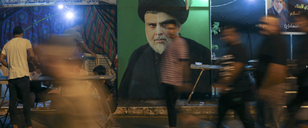 Anhängare till shialedaren Muqtada al-Sadr utanför parlamentet i Bagdad.