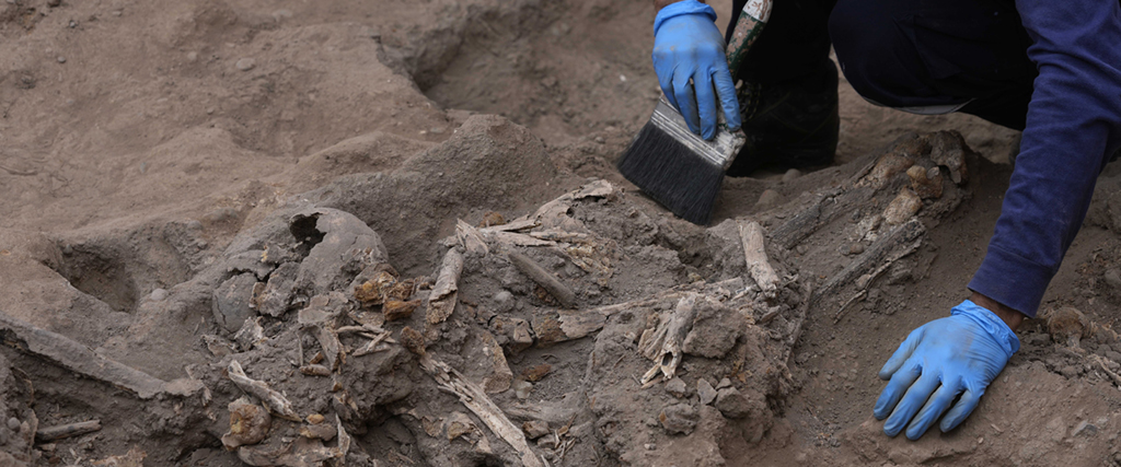 Arkeolog undersöker gamla gravar i Lima, Peru.