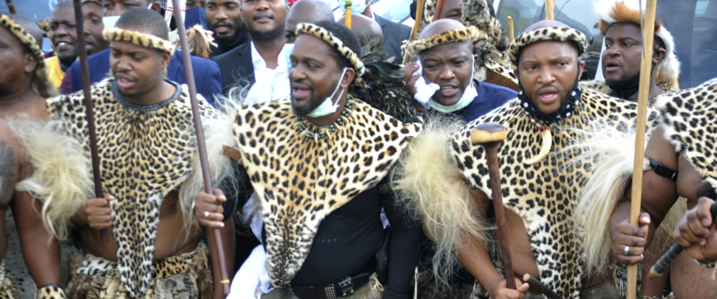 Misuzulu ka Zwelithini, i mitten, ska under lördagen krönas till kung över zulufolket – vilket inte alla gillar.