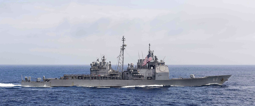Robotkryssaren USS Chancellorsville är ett av två krigsfartyg som passerade genom Taiwansundet mellan Kina och Taiwan på söndagen.