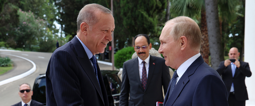 Turkiets president Recep Tayyip Erdogan hälsar på sin värd, Rysslands president Vladimir Putin, i Sotji vid Svarta havet på fredagen.
