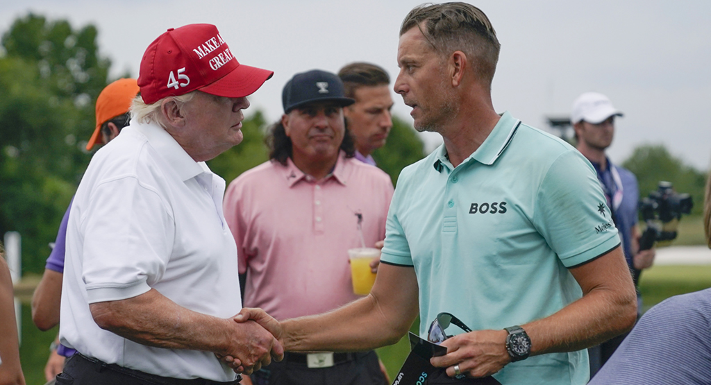 Henrik Stenson, till höger, från Sverige, hälsar på tidigare presidenten Donald Trump efter att ha vunnit den individuella tävlingen i LIV Golf Invitational på Trump National i Bedminster,USA, söndagen den 31 juli 2022.