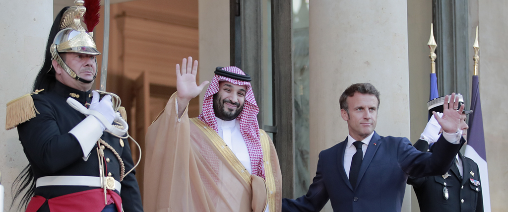 Frankrikes president Emmanuel Macron välkomnar den saudiske kronprinsen Mohammed bin Salman till en middag på Elyseepalatset i Paris, torsdagen den 28 juli 2022.