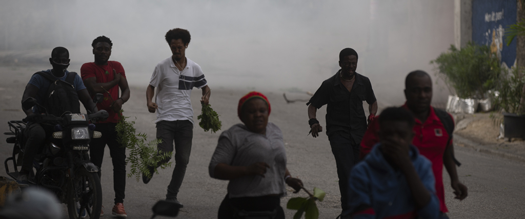  Demonstranter skingras av tårgas som kastats av polisen under en protest i Port-au-Prince, Haiti, måndagen den 22 augusti 2022.