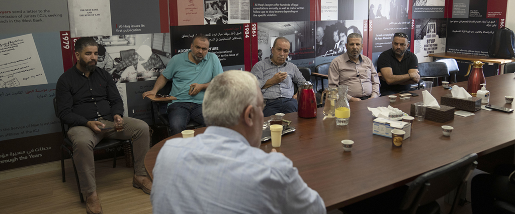 Shawan Jabarin, chef människorättsorganisationen för al-Haq, informerar aktivister som samlats för att visa stöd, efter att israeliska säkerhetsstyrkor gjort razzior mot organisationernas kontor.