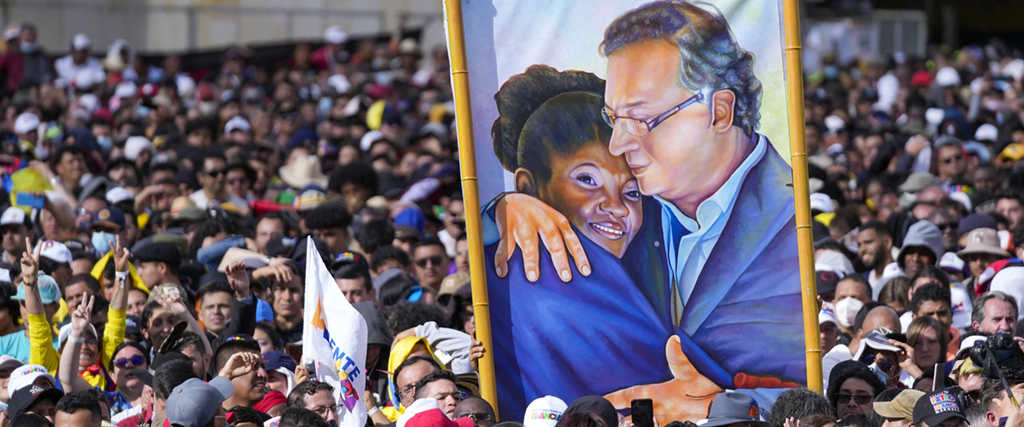  Anhängare till Colombias president Gustavo Petro med en målning av honom tillsammans med vicepresident Francia Marquez, Bogota, Colombia, söndagen den 7 augusti 2022.