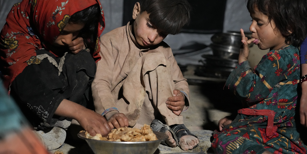 Situationen för de afghanska barnen blir värre, enligt en ny rapport från Rädda Barnen.