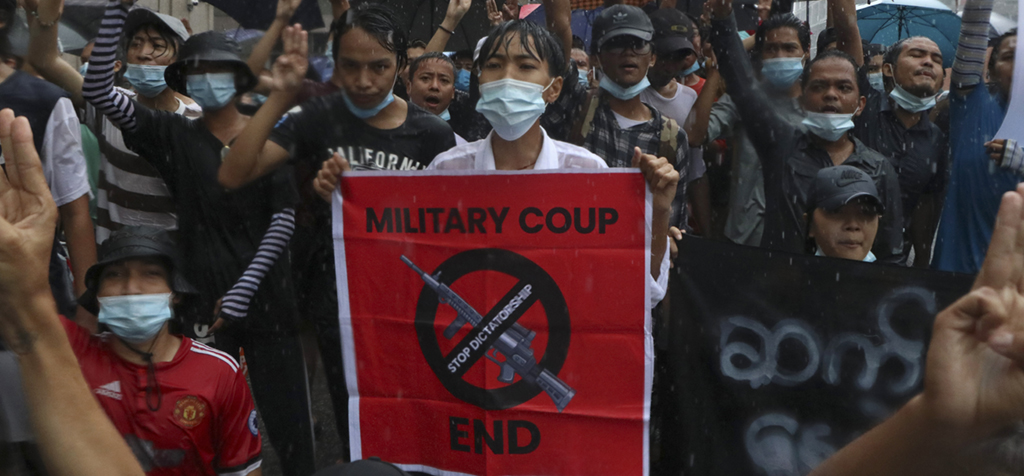 Demonstration mot militärkuppen i Pabedan township i Yangon, Myanmar, fredagen den 30 april 2021.