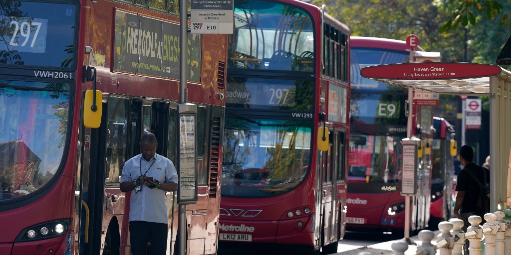 Både tunnelbana och busstrafik påverkades kraftigt under strejken i London på fredagen, många busslinjer påverkas även på lördagen och då går även tågpersonal ut i strejk.