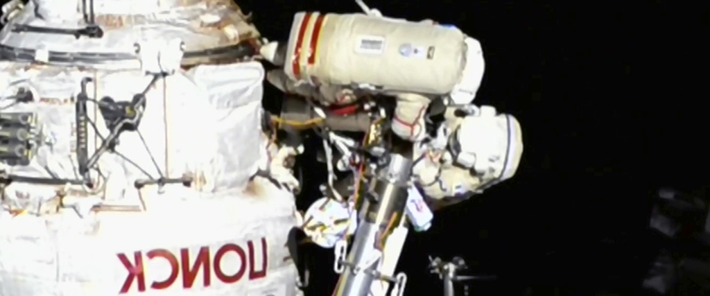 Den italienska astronauten Samantha Cristoforetti och den ryske kosmonauten Oleg Artemyev utför underhåll på den internationella rymdstationen ISS torsdagen den 21 juli 2022.