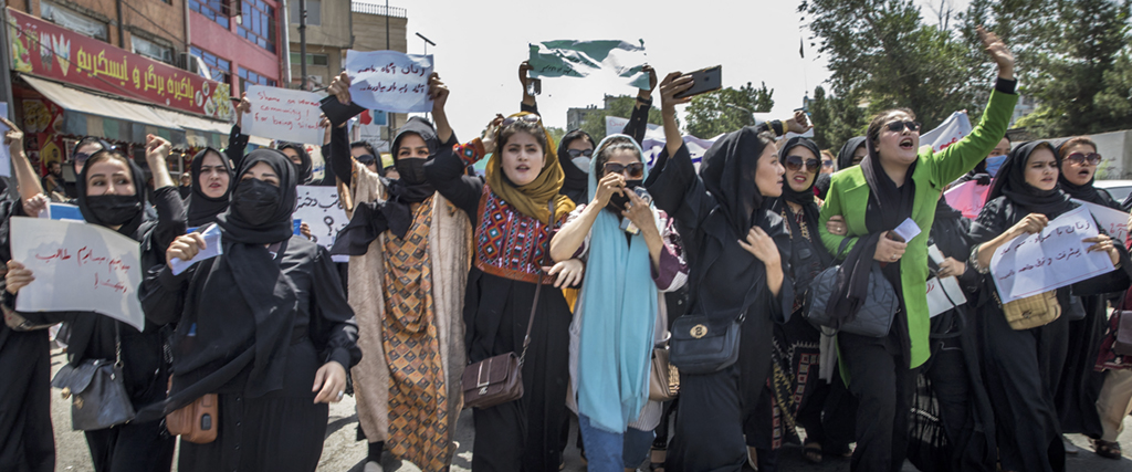 Ett 40-tal kvinnor skanderade "Bröd, arbete och frihet" och marscherade framför utbildningsministeriet innan en grupp talibankrigare skingrade dem genom att avfyra sina vapen i luften.