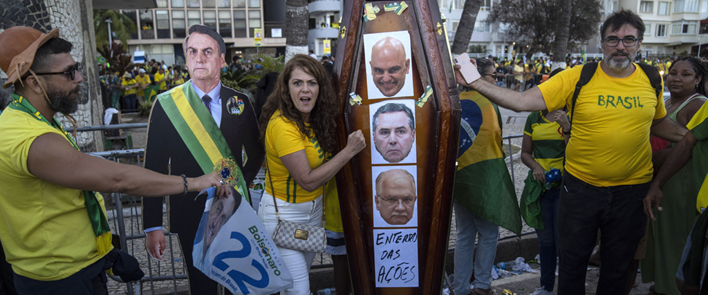 Anhängare till president Jair Bolsonaro med en kista med bilder på domare i Högsta domstolen som stöder tidigare presidenten Luiz Inacio Lula da Silva.