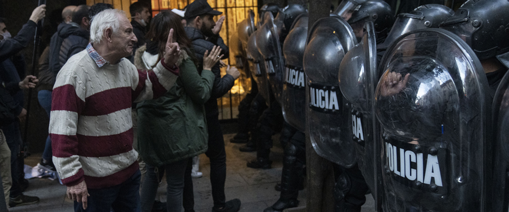 Efter mordförsöket på Cristina Fernández har våldet fortsatt att inta gator i den argentinska huvudstaden, bland annat i en rad sammandrabbningar mellan anhängare till vicepresidenten och polis.