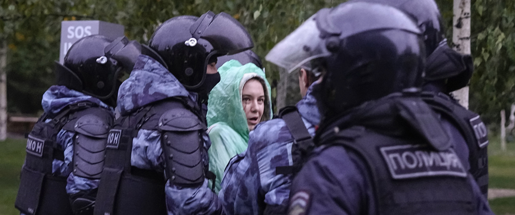 En polis fängslar en demonstrant under en protest mot kriget i Moskva, Ryssland, lördagen den 24 september 2022.