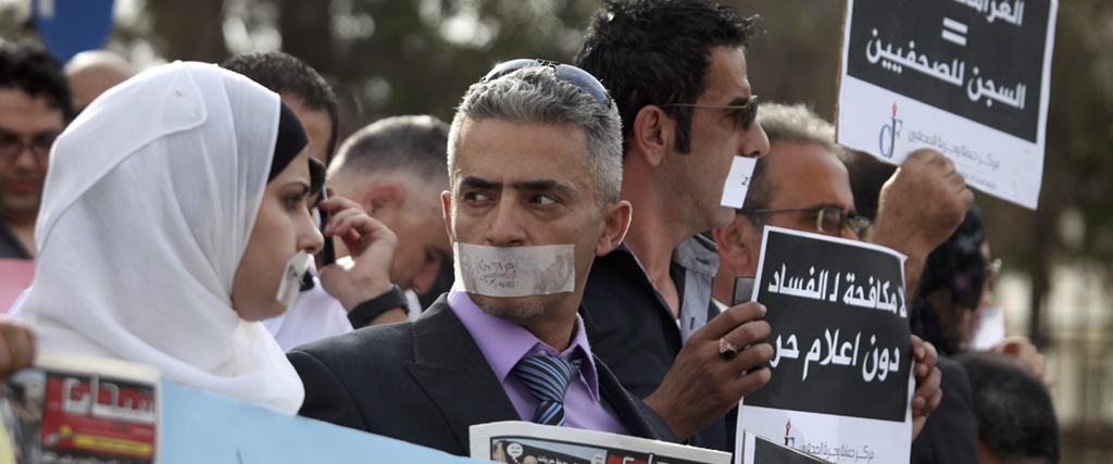 Journalister protesterar mot inskränkningar i pressfriheten framför parlamentet i Amman, september 2011.