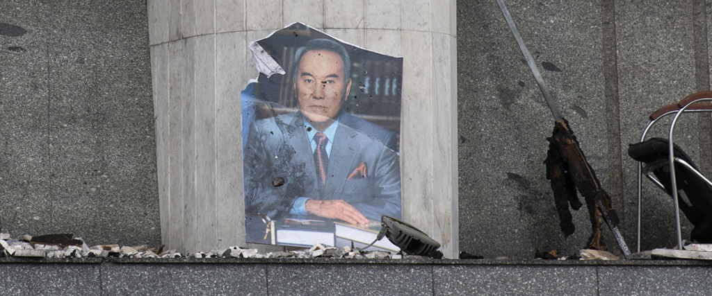 Ett porträtt av Kazakstans förre president Nursultan Nazarbajevses vid stadshusbyggnaden efter sammandrabbningar på det centrala torget som blockerats av kazakstanska trupper och poliser i Almaty, Kazakstan, januari 2022.