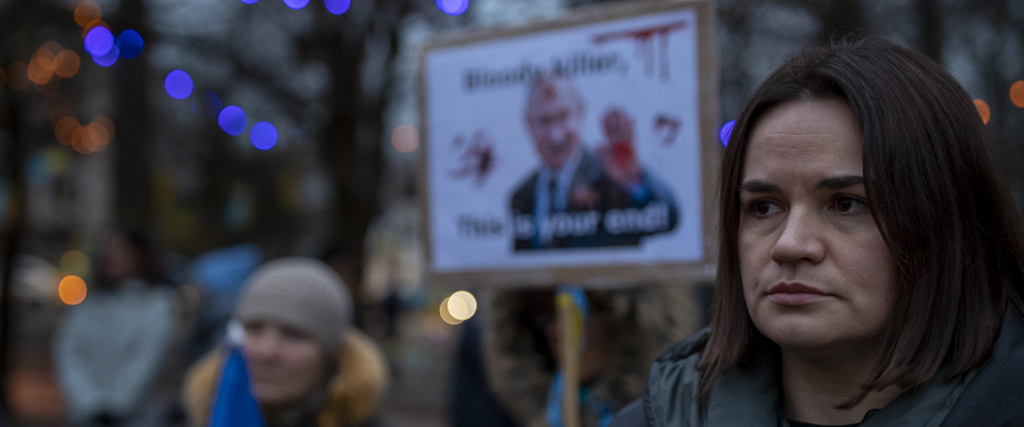 Den belarusiska oppositionsledaren Sviatlana Tsikhanouskaya deltar i en protest mot den ryska invasionen av Ukraina framför den ryska ambassaden i Vilnius, Litauen, fredagen den 4 mars 2022.