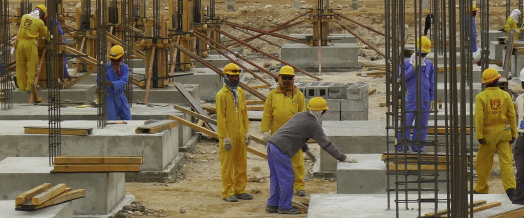 Migrantarbetare på en byggarbetsplats i Doha, Qatar.
