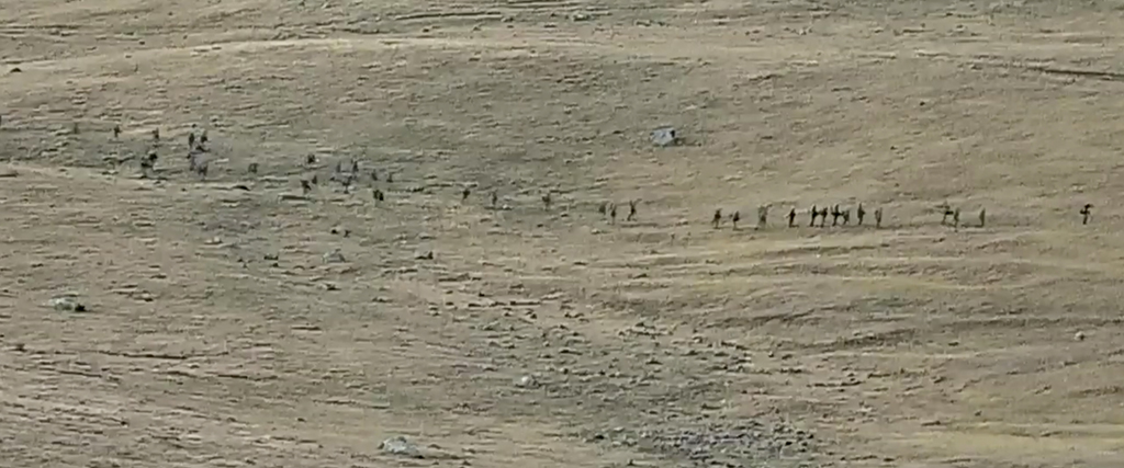 Den här bilden tagen från en YouTube-film som släpptes av det armeniska försvarsministeriet tisdagen den 13 september 2022, visar azerbajdzjanska militärer som korsar den armenisk-azerbajdzjanska gränsen och närmar sig de armeniska positionerna.