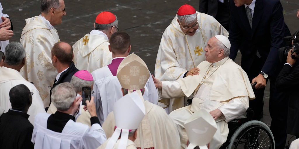Påve Franciskus möter kardinaler och biskopar efter saligförklaringen av den tidigare påven Johannes Paulus 1.