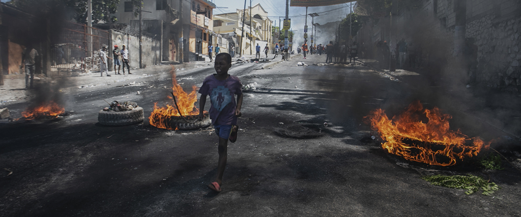 Brinnande barrikad under en protest mot bränsleprishöjningar och krav på att Haitis premiärminister Ariel Henry avgår,  Port-au-Prince, Haiti, torsdagen den 15 september 2022.