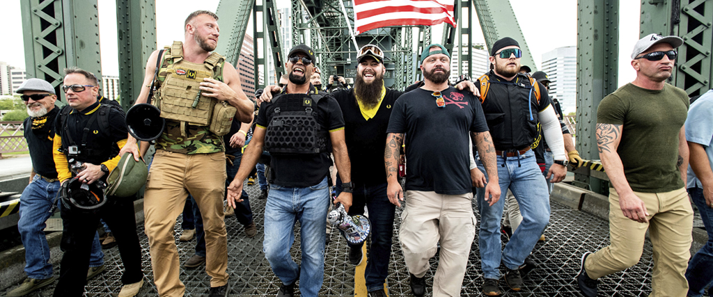 Medlemmar av Proud Boys marscherar över Hawthorne Bridge under en demonstration i Portland, Oregon, augusti 2019.