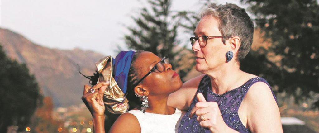 Mpho Tutu van Furth, till vänster,  råkar vara gift med en kvinna – Marceline Mpho Tutu van Furth, till höger,  något som diskvalificerar henne som begravningsförrättare i enlighet med den engelska kyrkans rådande regler.