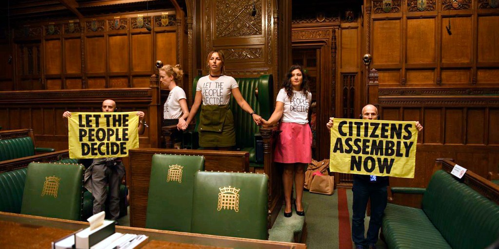 Klimatprotest av Extinction Rebellion i det brittiska parlamentet på fredagen.