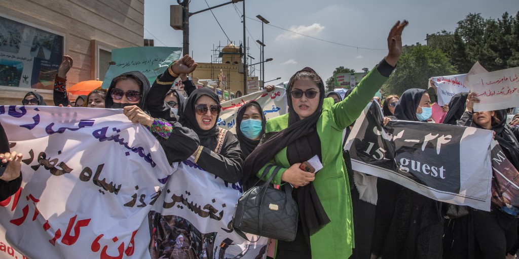 Afghanska kvinnor demonstrerar i protest mot det allt mer allvarliga läget inför årsdagen av talibanernas maktövertagande.
